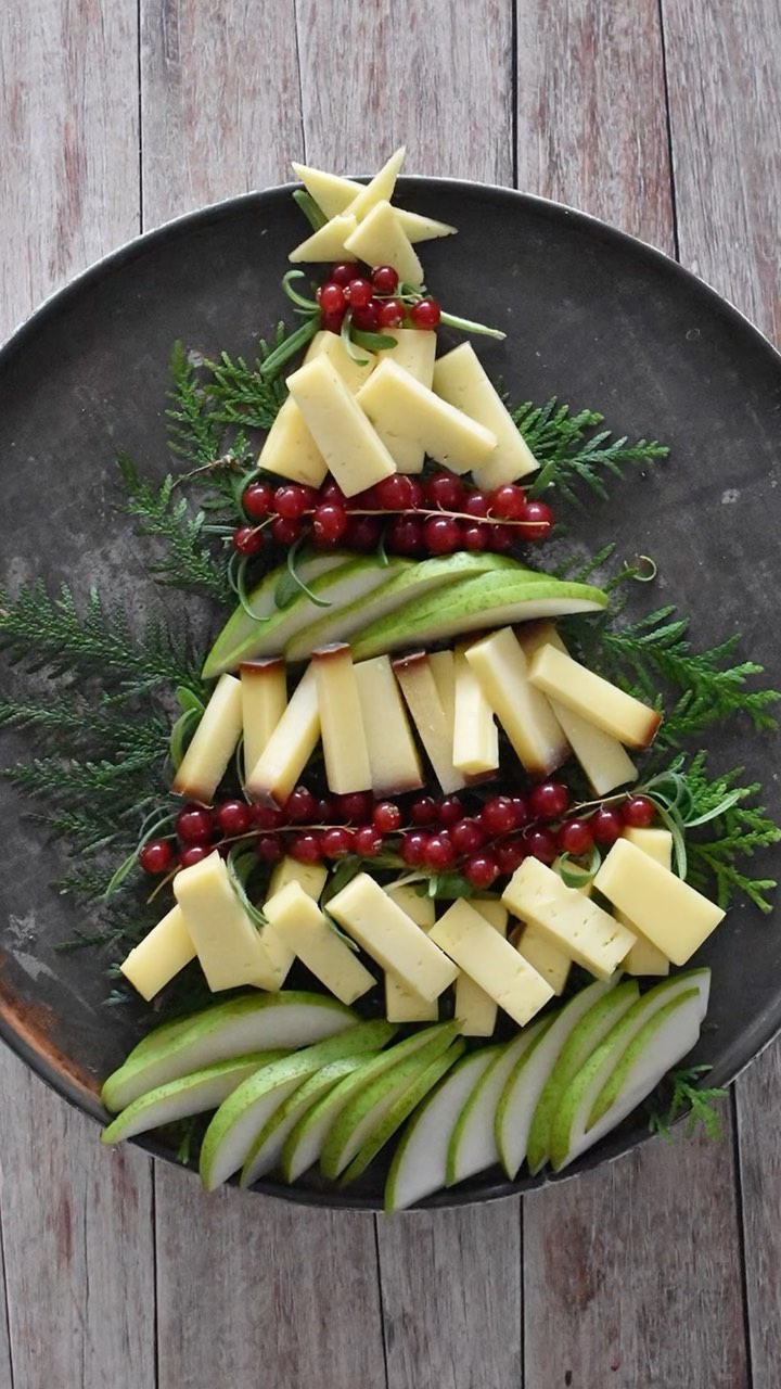 Julefreden kan sænke sig. 
Rigtig god jul til jer alle!

🎄

Merry Christmas to all (cheese) friends around the world! ♥️
.
.
.
#christmastree #cheesemas #holidayseason #ostesnak #cheesetalks #cheese #cheeseislife #cheeselovers #instacheese #cheeseplease #ost #cheeseblogger #foodie #fromage #cheeseblog #foodstylist #cheesephoto #cheesephotography #onmytable #onmyplate 
#cheeseplate #cheeseplatter #ostebord #ostebræt #cheeseboard