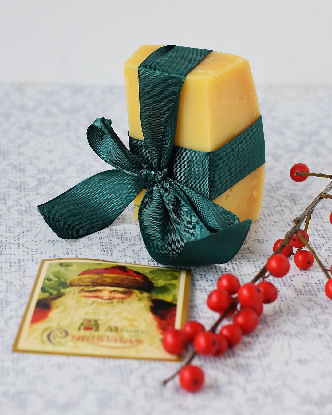 ER ALLE JULEGAVER I HUS? 🎁🧀🎁⁠
Eller mangler du stadig nogle? Og hvad stiller man op til kvinden/manden, der har alt? (og som elsker ost) 🧀⁠
⁠
Her er fire gode bud på gaver, du stadig kan nå inden juleaften:⁠
⁠
🎁⁠
1. Ost fra ostehandleren. ⁠
Enten giver du en kasse med velvalgte oste fra din lokale ostehandler - eller også bestiller du en kasse hos fx @osteposten til levering hos modtageren efter juleaften.⁠
⁠
🎁⁠
2. En virtuel osteoplevelse.⁠
Hvad er bedre end at nyde ost sammen? Giv et gavekort til min virtuelle ostesmagning den 21/1 - og snup også en plads til dig selv, så kan I opleve det sammen - og helt coronasikkert hver for sig. Ostene sendes lige til døren. Find link i bio.⁠
⁠
🎁⁠
3. Ostegrej⁠
Man går aldrig galt i byen med flot og brugbart grej. Et lækkert bræt eller en skarp ostekniv. Køkkenbutikker, ostebutikker, små butikker med tøj og indretning - du kan finde ting til at servere ost med/på mange steder.⁠
⁠
🎁⁠
4. Invitér på osteaften⁠
Find en dato, lav et flot kort og køb en lille, lækker ost til at lægge under juletræet. Så er rammerne for en hyggelig osteaften på plads, som du kan stå for på en af vinterens mange, mørke aftener. ⁠
⁠
🎁⁠
Har du flere gode idéer til ostegaver, du stadig kan nå inden juleaften? Så del dem endelig og hjælp andre.⁠
⁠
God fornøjelse!⁠
.⁠
.⁠
.⁠
⁠
#ostesnak #cheesetalks #cheese #cheeseislife #cheeselovers #cheeseplease #ost #cheeseblogger #foodie #instacheese #fromage #cheeseblog ⁠
#foodstylist #cheesephoto #cheesephotography ⁠
#onmytable #onmyplate #cheeseplate #cheeseplatter #cheesetasting #ostebord #ostebræt #cheeseboard ⁠
#ostesmagning #julegave #jul #juleinspiration #ostegave