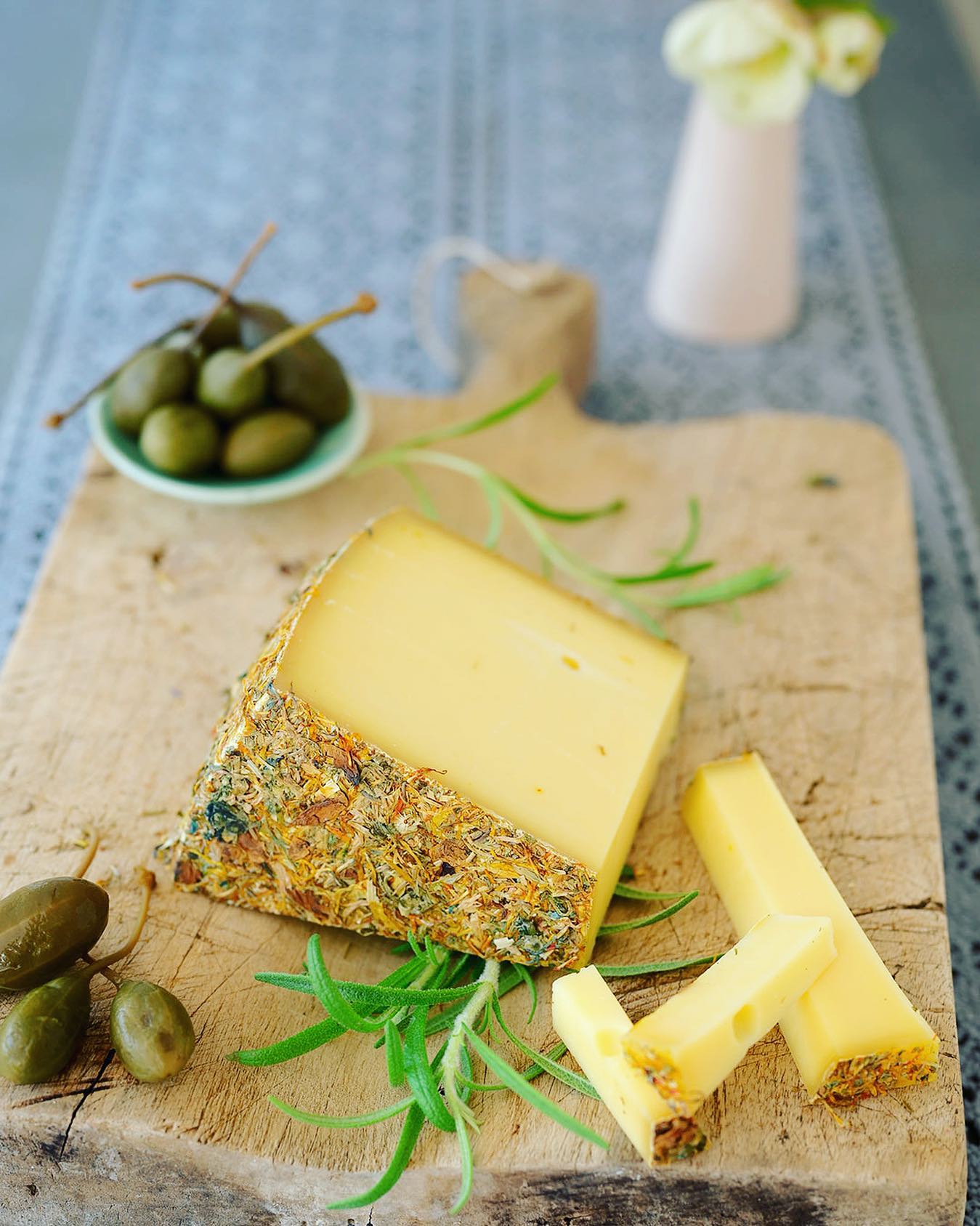 OST MED BLOMSTER
Er det ikke vildt, at man igen og igen møder nye og ukendte oste? 

For nylig stødte jeg på 8 Blumen, en komælksost af upasteuriseret mælk fra Appenzell-regionen i Schweiz. 

Osten er dekoreret med otte forskellige lokale blomster, som også giver osten smag, da de modner sammen. Flot og godt på samme tid. 🤩
.
.
.

#ostesnak #cheesetalks #cheese #cheeseislife #cheeselovers #instacheese #cheeseplease #ost #cheeseblogger #foodie #fromage #cheeseblog #foodstylist #cheesephoto #cheesephotography 
#onmytable #onmyplate #cheeseplate #cheeseplatter #ostebord #ostebræt #cheeseboard #swisscheese #8blumen #8blumenkäse