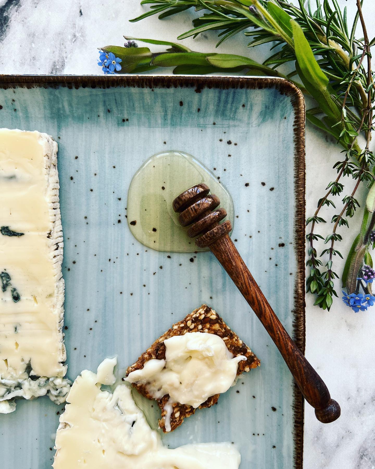 EN SØD VEN
Lidt honning kan gøre underværker for en ost, især hvis man har det lidt stramt med de blå oste. Sødmen dulmer nemlig blåskimmelsmagen. 
Personligt synes jeg også om honning til gedeost…
Hvad synes du?
.
.
.

#ostesnak #cheesetalks #cheese #cheeseislife #cheeselovers #instacheese #cheeseplease #ost #cheeseblogger #foodie #fromage #cheeseblog #foodstylist #cheesephoto #cheesephotography 
#onmytable #onmyplate #cheeseplate #cheeseplatter #ostebord #ostebræt #cheeseboard #gorgonzolacheese #gorgonzola #honeyandcheese