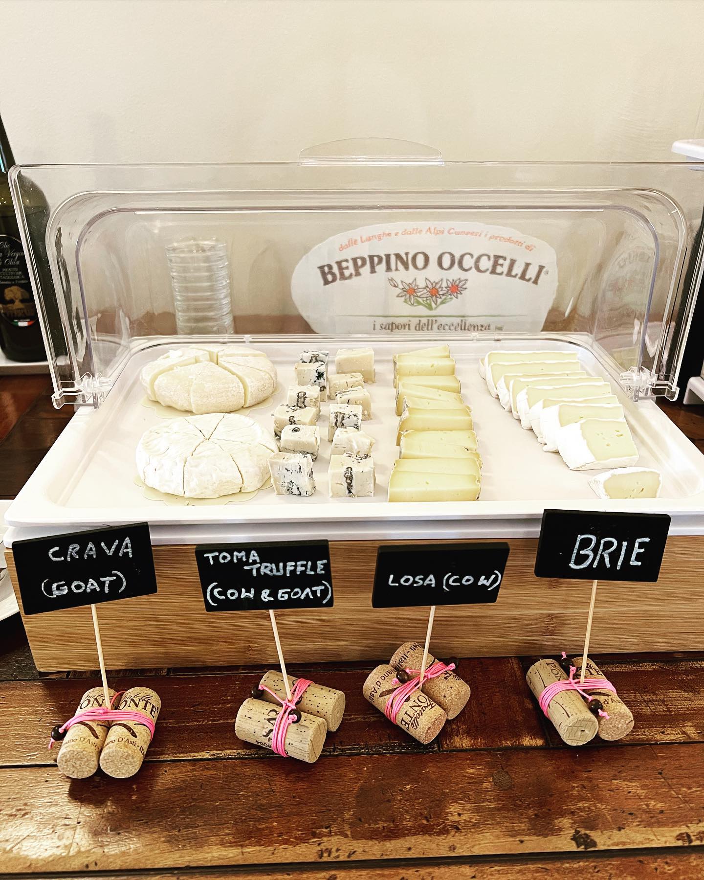 SPENDING THE WEEK IN ITALY ON A CHEESE JOURNEY 🧀🧀
.
.
Skæreosten på morgenmadsbuffeten er i denne uge skiftet ud med trøffeloste, gedeoste og andre italienske specialiteter. 

Følg med i vores stories her på profilen og hos @cheesejourneys og smag med, når vi besøger osteproducenter mv. 
.
.
.

#ostesnak #cheesetalks #cheese #cheeseislife #cheeselovers #instacheese #cheeseplease #ost #cheeseblogger #foodie #fromage #cheeseblog #foodstylist #cheesephoto #cheesephotography #cheesetravel #travel #travelbloggervibes #italygram #italy #cheesejourneys