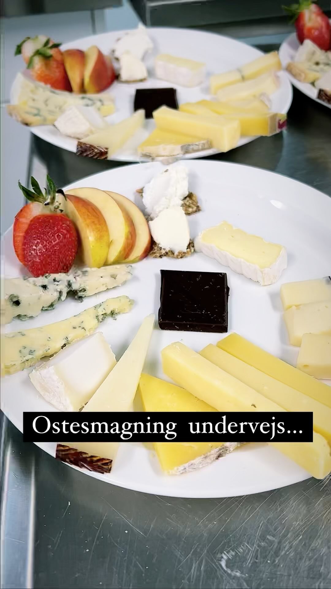 OSTESNAK PÅ EN MANDAG AFTEN
Der er noget magisk ved at mødes over en bid ost og udveksle historier. Især når deltagerne kommer fra ni forskellige nationaliteter med hver deres ostekultur og -traditioner. 
.
.
.

#ostesnak #cheesetalks #cheese #cheeseislife #cheeselovers #instacheese #cheeseplease #ost #cheeseblogger #foodie #fromage #cheeseblog #cheesephoto #cheesephotography 
#onmytable #onmyplate 
#cheeseplate #cheeseplatter #ostebord #ostebræt #cheeseboard #ostesmagning #cheesetasting